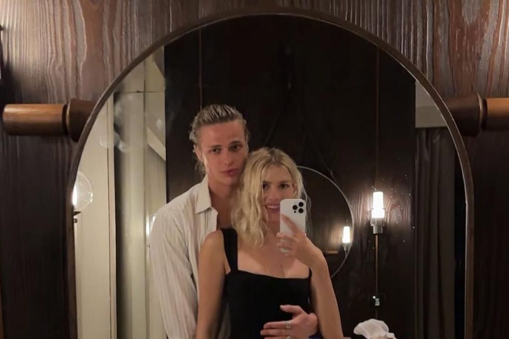 Елена Перминова проводит время в компании молодого любовника. Пара буквально