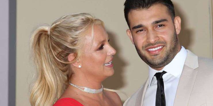 Бывший муж Бритни Спирс впервые появился на публике с новой