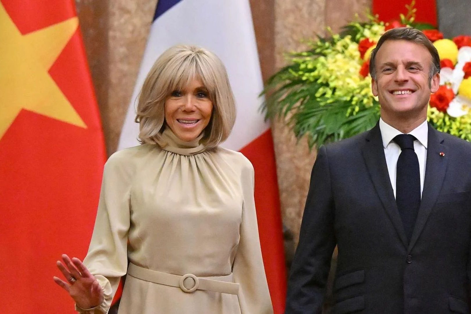 Макрон на виду у всего мира получил от жены по