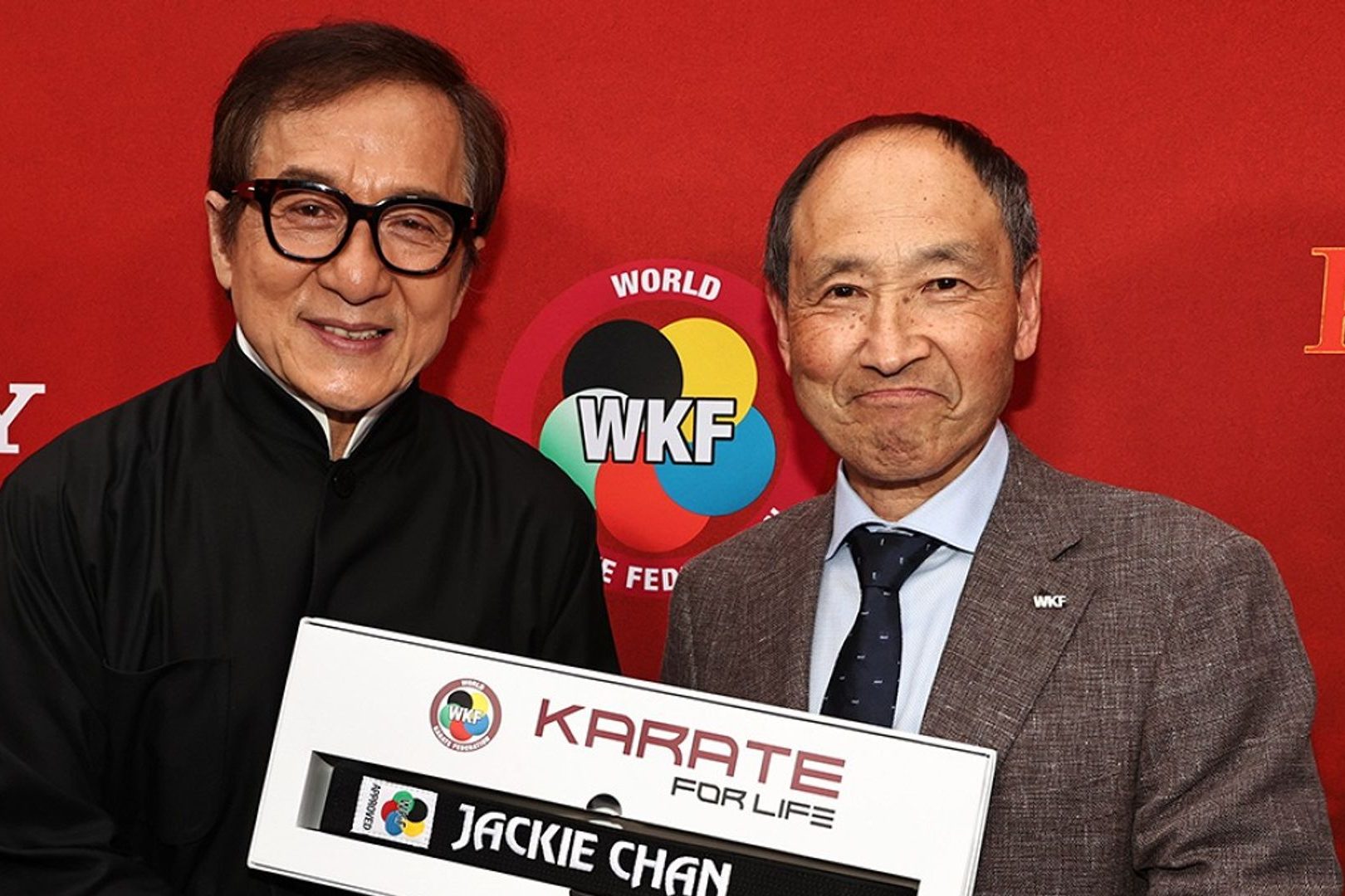 Джеки Чану вручили почетный черный пояс по карате | Звезды,