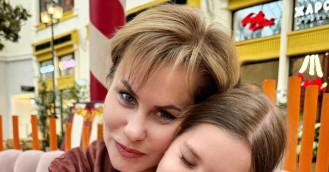 мать Харламова свозила внучку от Асмус на аттракционы