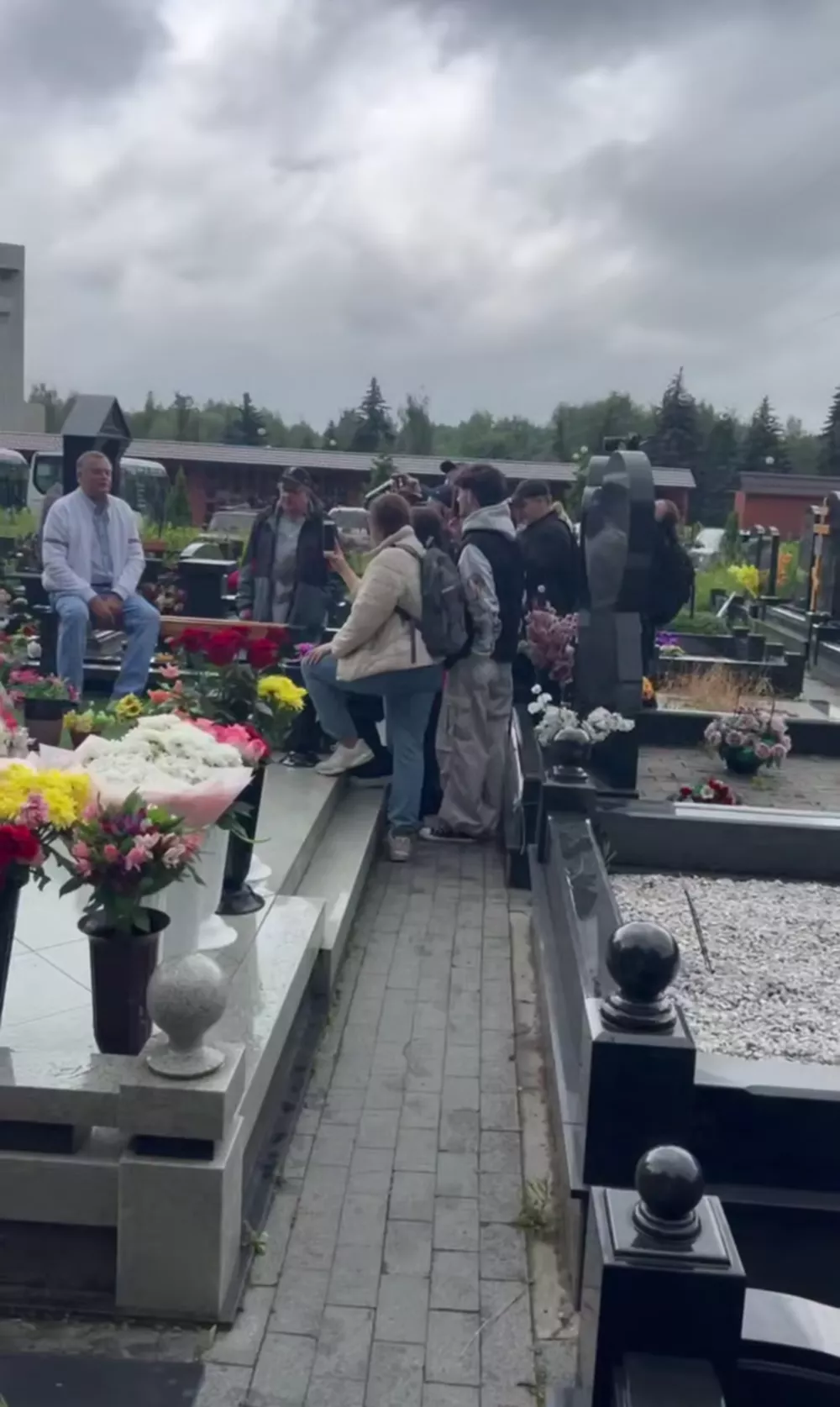 Журналисты на могиле певицы