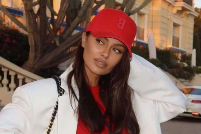 Вернувшаяся в Москву Боня чуть не подралась с прохожим