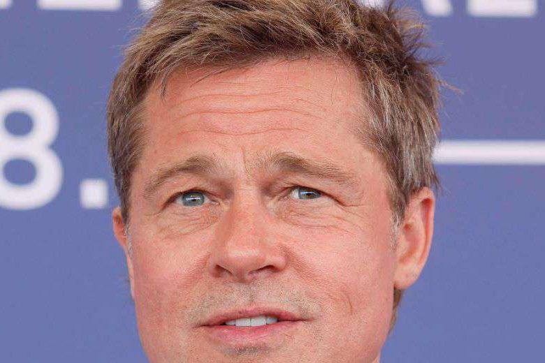 усатого Брэда Питта в образе из фильма «Однажды в Голливуде»