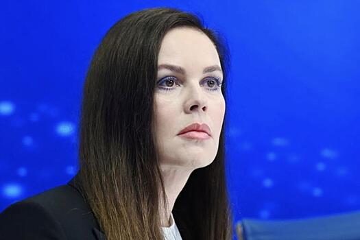 Звезда Первого канала выложила фото на яхте в купальнике с декольте