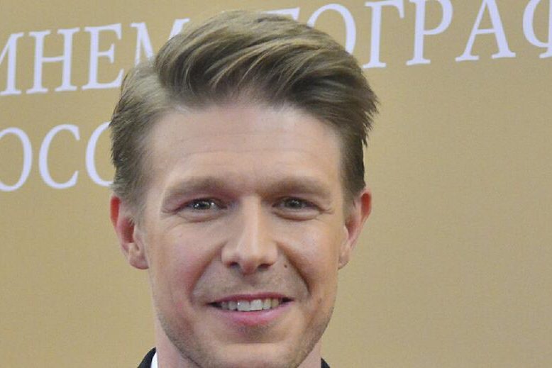 Никита Ефремов поделился роликом с виртуозным танцем единокровной сестры