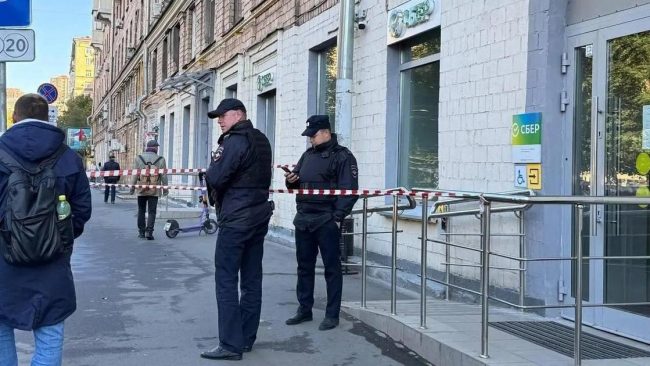 Видео задержания мужчины, зарезавшего начальницу в отделении «Сбербанка» в Москве