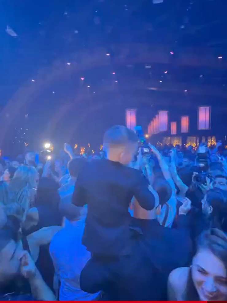 Джиган с сыном на свадебной вечеринке