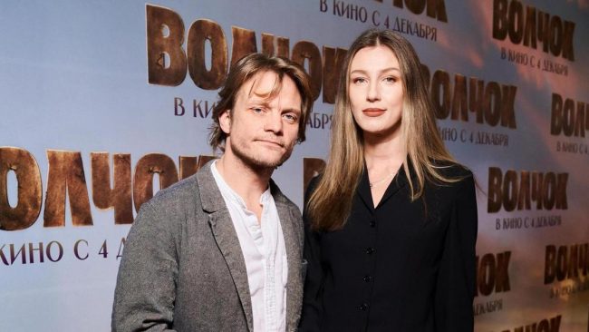 Ткачук с женой, Хлынина в платье с архитектурными рукавами, кокетливый