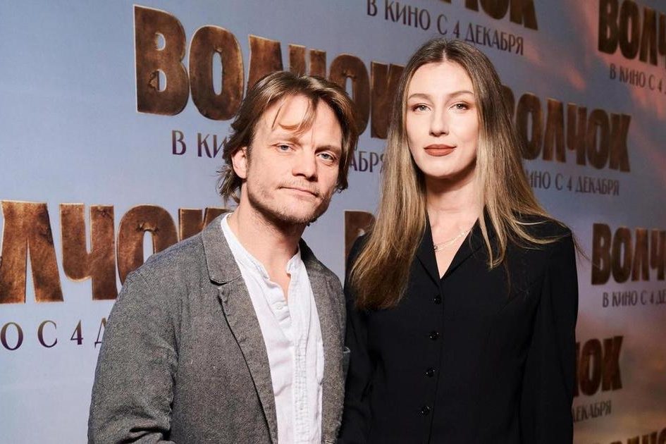 Ткачук с женой, Хлынина в платье с архитектурными рукавами, кокетливый