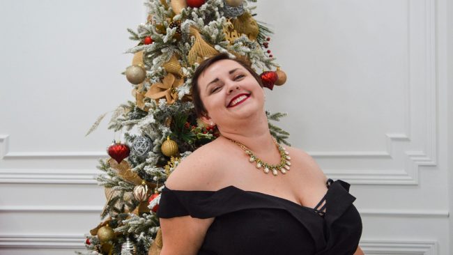 Ничего лишнего: как выбрать праздничное платье для нестандартной фигуры