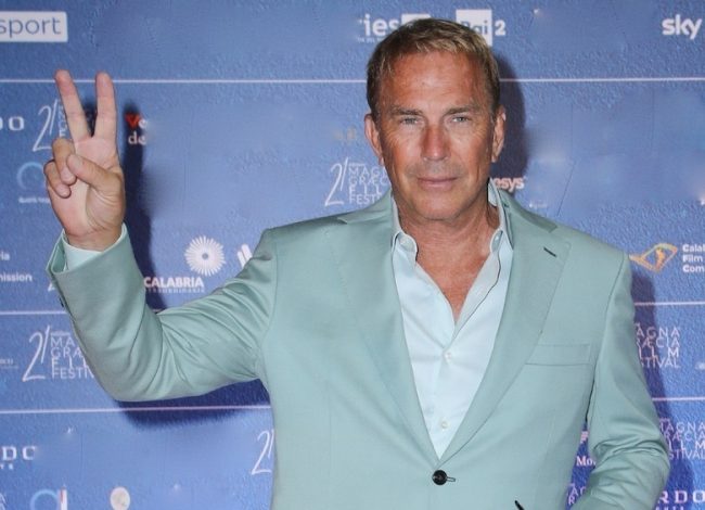 70-летний Кевин Костнер замечен с новой девушкой: фото избранницы