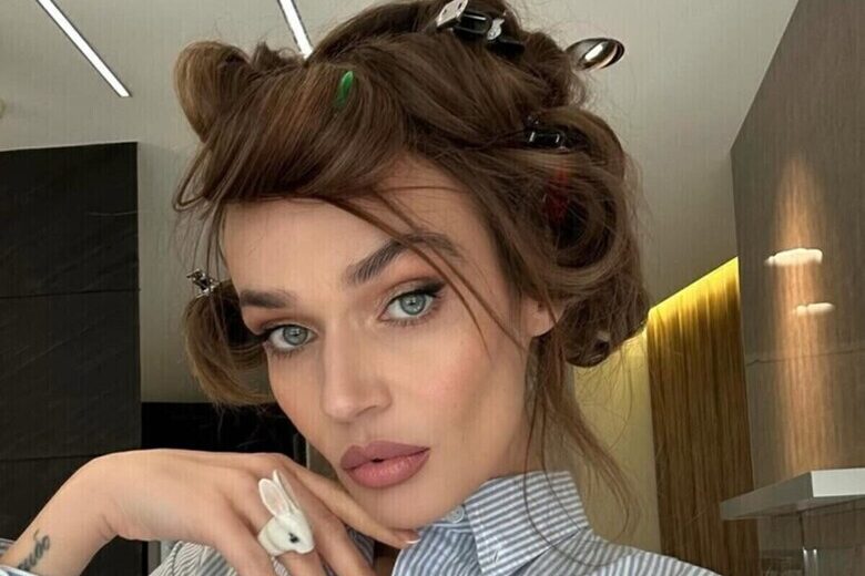 Алена Водонаева взволновала фанатов образом с глубоким декольте