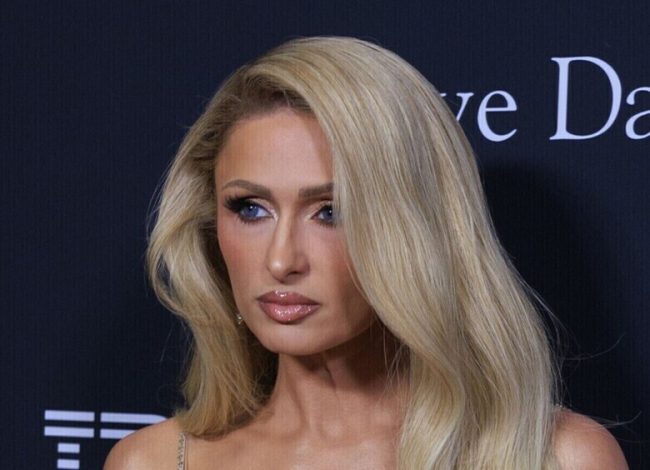 Пэрис Хилтон прибыла в Диснейленд в темном парике в целях конспирации