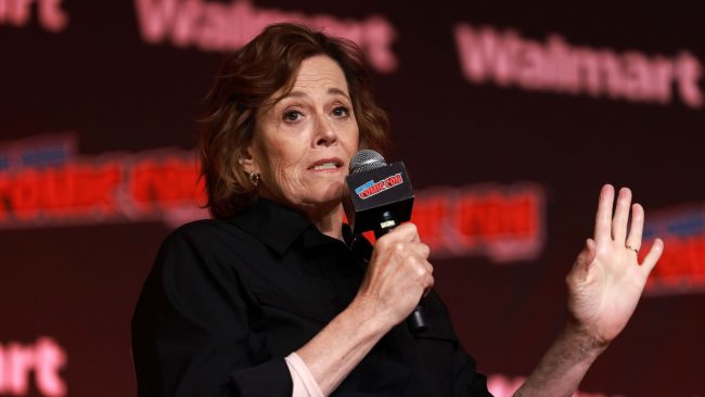 Сигурни Уивер снимется в сериале о приключениях Лары Крофт |