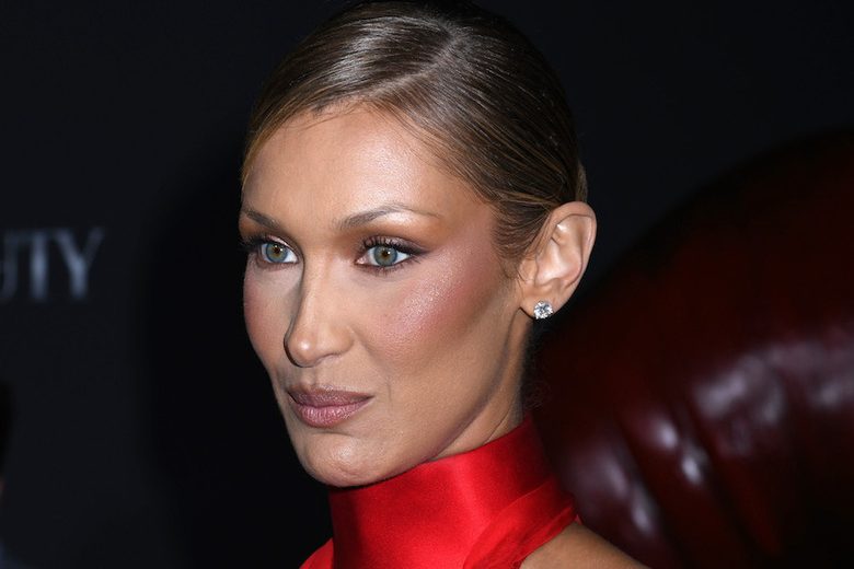 Белла Хадид в «голом» красном платье появилась на премьере в Нью-Йорке