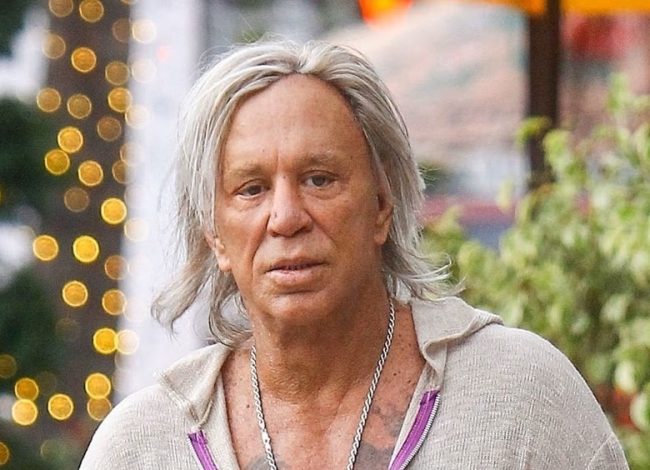 Лысого и исхудавшего Микки Рурка застали у дома, из которого его выселили: фото