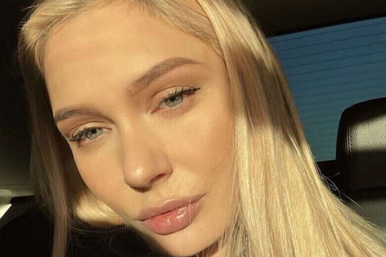 Рудова снялась в мини-платье на морозе на фоне урбанистического пейзажа