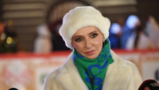 «Так выглядит счастье»: Навка восхитила поклонников семейным фото с мужем и дочкой