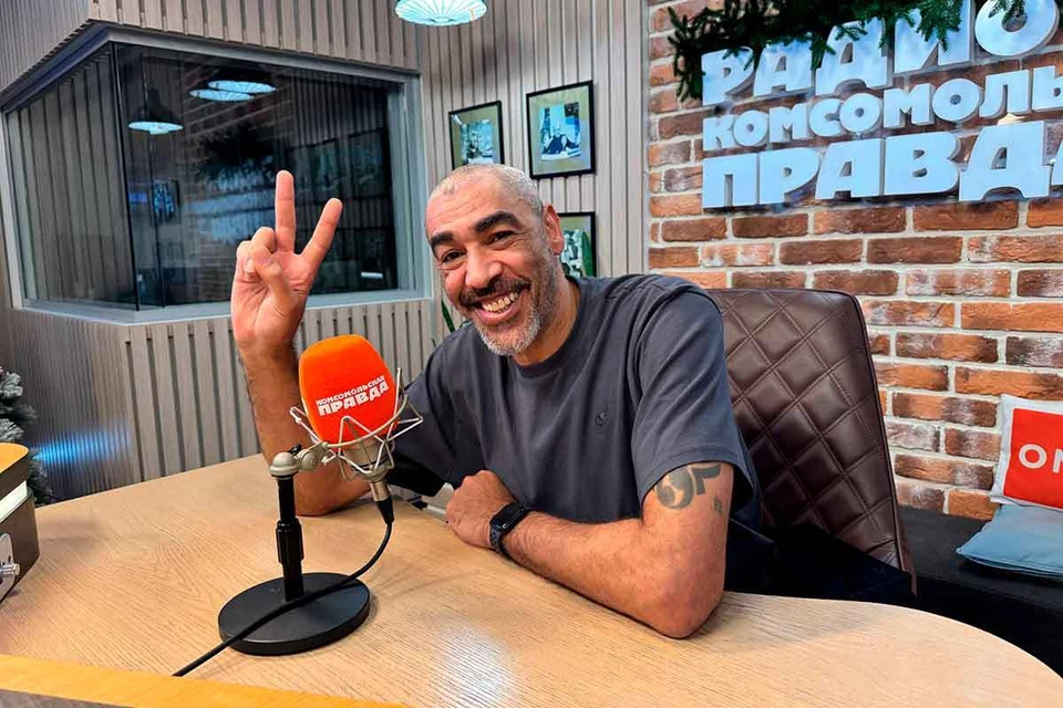 Лирой Торнхилл в радиостудии 