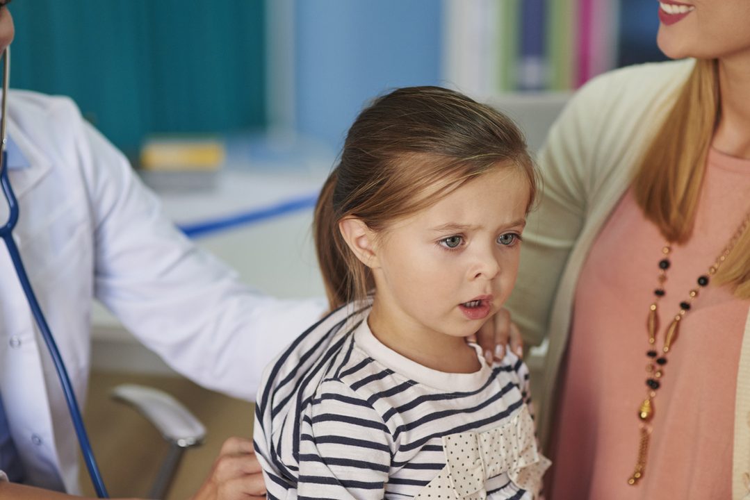 Ребенок боится врачей: как помочь ему избавиться от страхов