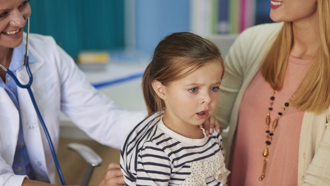 Ребенок боится врачей: как помочь ему избавиться от страхов