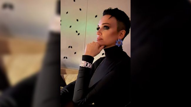 «Привет, новая прическа!»: Певица Слава борется с хандрой при помощи