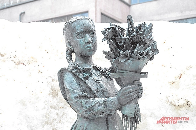 Фрагмент памятника Сергею Михалкову.