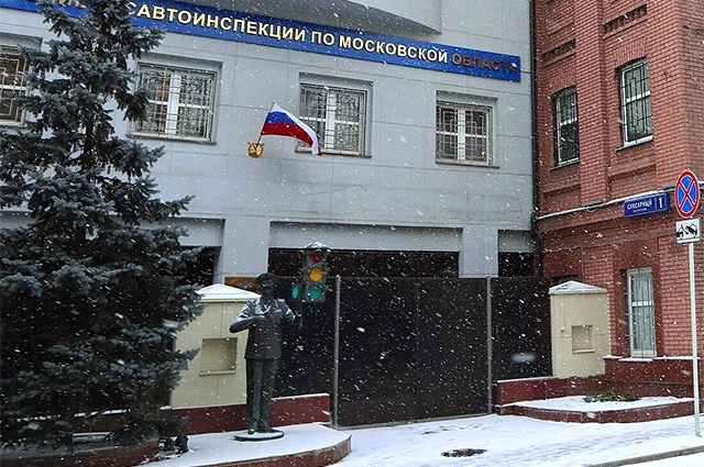 Памятник Дяде Степе в Слесарном переулке.