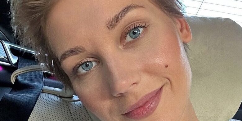 Асмус опубликовала фото в свадебном платье