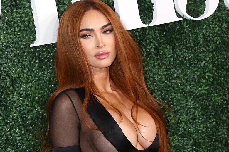 Меган Фокс вышла в свет в чулках и микрокомбинации, выпятив бюст