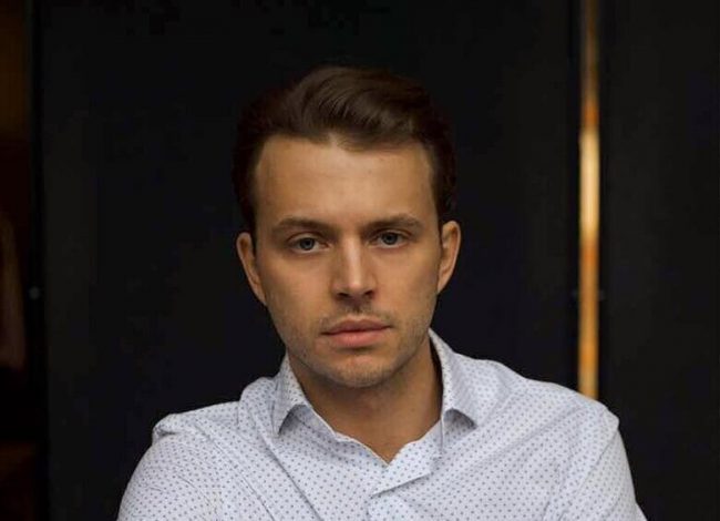 Ни фига он не похож: внука Андрея Миронова сравнили с