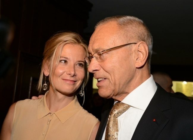 Он с тростью, она с декольте: Кончаловский и Высоцкая посетили светский вечер