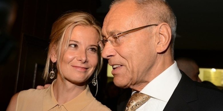 Он с тростью, она с декольте: Кончаловский и Высоцкая посетили светский вечер