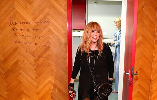 СМИ: Пугачева не выходит на прогулку без трости