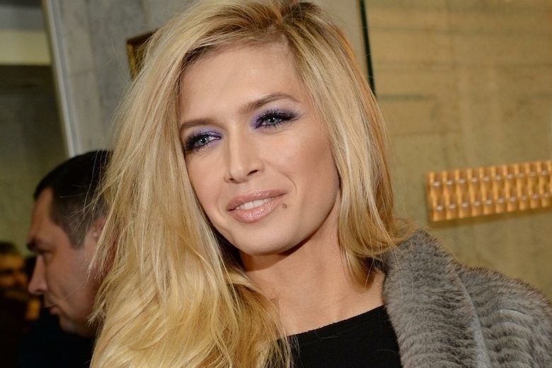 «Стареть собираетесь?»: 44-летняя Брежнева восхитила Сеть кадрами в халате