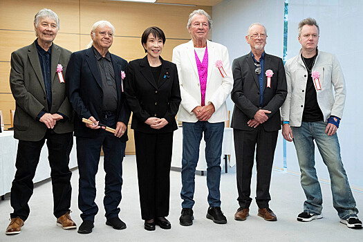 «Ты мой Бог»: премьер-министр Японии встретилась со своими кумирами Deep Purple