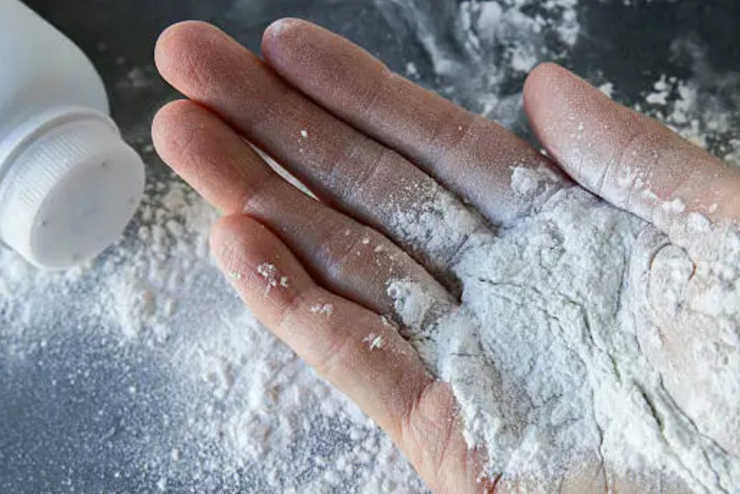Для волос, ног и не только: 5 нетривиальных способов использовать детский тальк