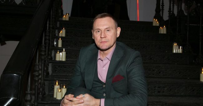 Звезда «ДОМа-2» Степан Меньщиков поет в метро