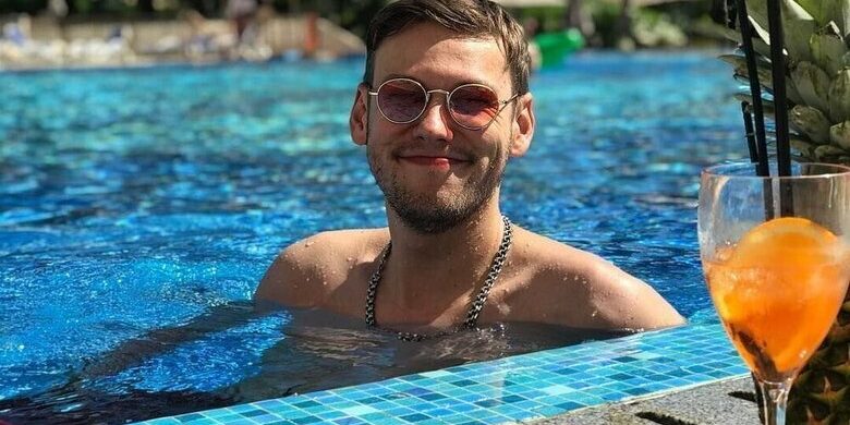 Звезда КВН Антон Шастун упал в обморок перед выходом на сцену —