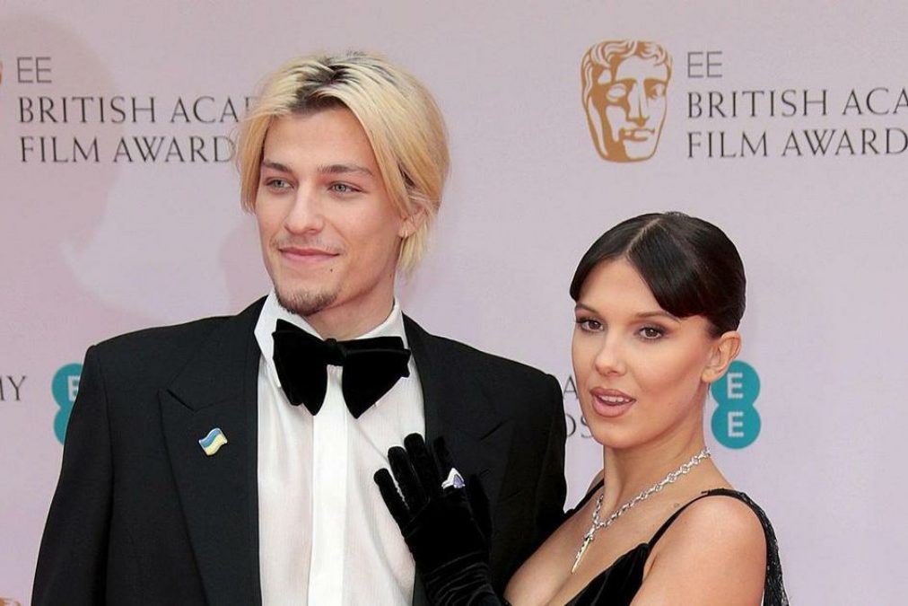 Милли Бобби Браун из сериала «Очень странные дела» и сын