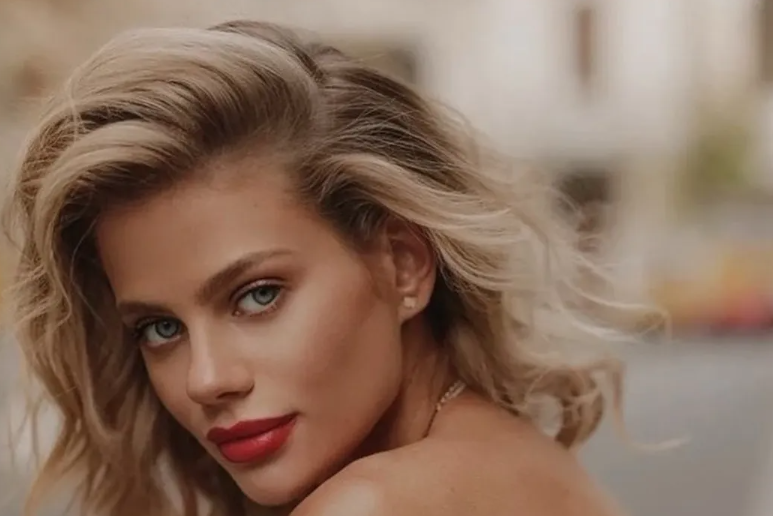 Пока Пресняков снимается в Казахстане, его жена в смелом наряде